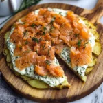 Kartoffelpizza mit geräuchertem Lachs und Kräuterfrischkäse
